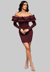 Burgundy klänning med avskuren axel, rynkad halsringning, långa ärmar och figurnära silhuett. Glittrande tyg med en mjuk textur.