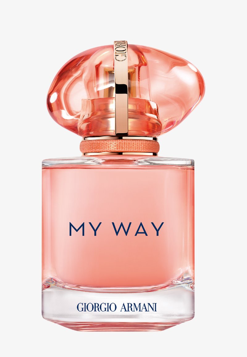 Flacon de parfum rectangulaire transparent rose avec un bouchon arrondi de forme organique, étiqueté "MY WAY" et "GIORGIO ARMANI" en texte bleu.