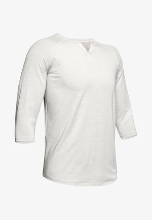 Chemise Henley blanche à manches longues, manches trois-quarts et petite encoche sans bouton au col.