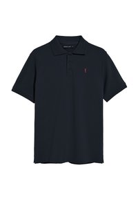 Camisa polo azul marino hecha de mezcla de algodón, con un cierre de tres botones, mangas cortas y un pequeño logo rojo en el pecho izquierdo.