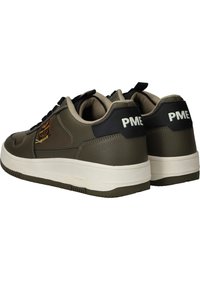 Baskets en cuir vert olive avec finition texturée, accents noirs, languette rembourrée, semelle blanche et logo PME sur le talon.
