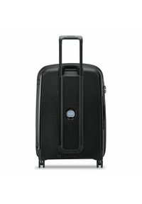 Valise rigide noire avec une surface texturée, deux roues et une poignée télescopique. Présente un logo circulaire à l'avant.