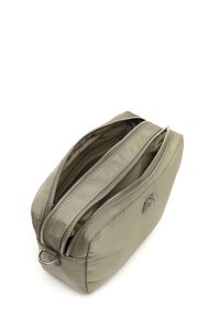 Pocchetto in nylon verde oliva con due compartimenti con zip e accessori in argento. Texture liscia, forma rettangolare, con un accentuato logo.