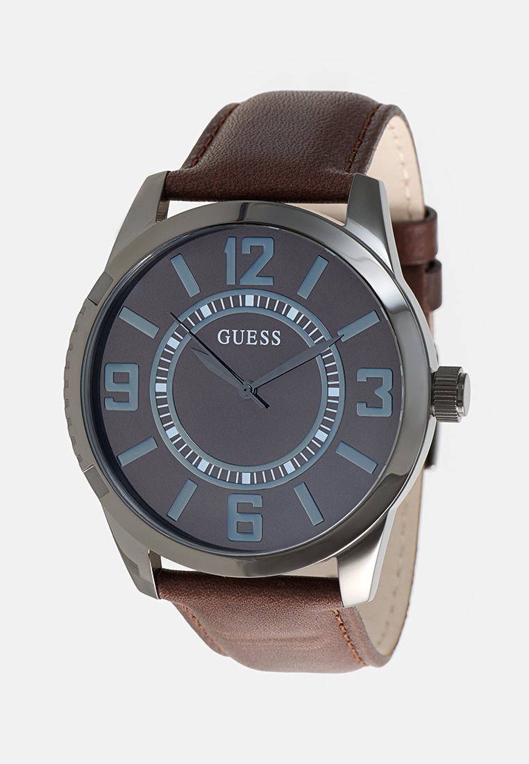 Herrenarmbanduhr mit braunem Lederarmband, schwarzem Zifferblatt, großen blauen Ziffern und silbernem Gehäuse, das die Uhrzeit 10:10 anzeigt.