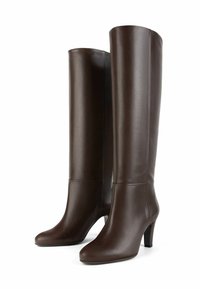 Ciemnobrązowe skórzane kozaki do kolan o gładkiej fakturze, spiczastym nosku i smukłym wysokim obcasie. Prosty design z minimalnymi akcentami.