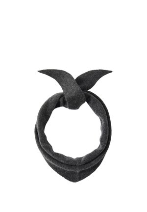 Bandeau en tissu gris foncé avec un nœud noué sur le dessus, créant deux pointes, isolé sur fond blanc.