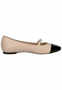 Bailarinas de piel beige con punta de charol negro y una delgada correa en el tobillo. El diseño presenta una suela plana.