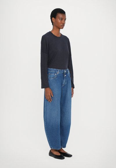CLOSED JAZZIE - Platėjantys džinsai - mid blue denim