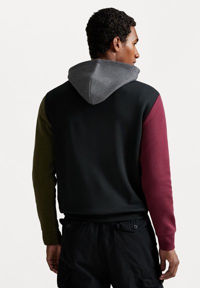 Hoodie met een zwart lichaam, groene en bordeauxrode mouwen, en een grijze capuchon. Gemaakt van een zacht materiaal met ribgebreide manchetten en zoom.