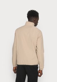 Jack & Jones BARTON LIGHT STAND COLLAR JACKET - Casaco de verão - crockery