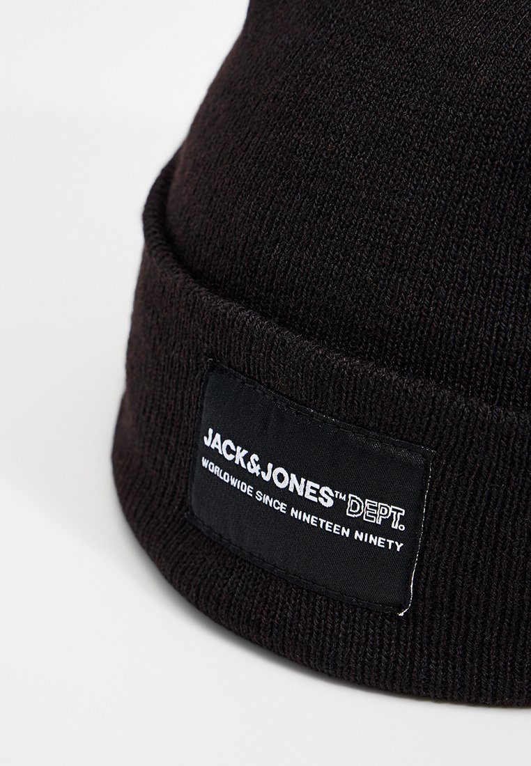 Czarna dzianinowa czapka z podwiniętym brzegiem. Posiada prostokątną czarną metkę z białym napisem "JACK&JONES DEPT." z tyłu.