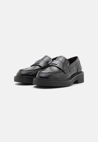 Tommy Jeans HARDWARE LOAFER ABRASIVATO - Scarpe senza lacci - black