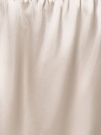 Tissu satin beige avec une texture lisse et une ceinture élastique froncée.