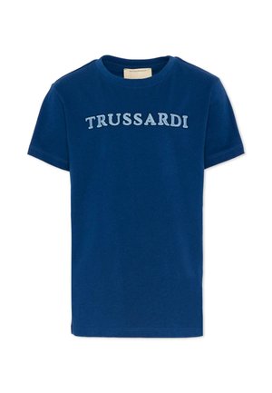 T-shirt blu a maniche corte con scollo rotondo e la scritta "TRUSSARDI" ricamata sul petto in lettere azzurro chiaro.
