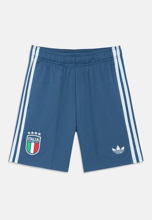 Pantaloncini sportivi blu con strisce laterali bianche, vita elasticizzata, stemma della nazionale di calcio italiana sulla gamba sinistra e logo Adidas sulla gamba destra.