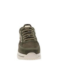 Sneaker verde oliva con suola bianca, occhielli in metallo e cuciture decorative bianche, vista frontale.