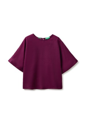 Blusa morada de manga corta con escote redondo y pequeño cierre de cremallera en la parte trasera, mostrada sobre un fondo blanco.