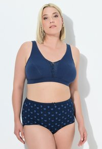 Mörkblå mjuk bomullsblandning bralette med en spetsdetalj i mitten. Hög midja mörkblå underkläder med ett blommönster i ljusblått.