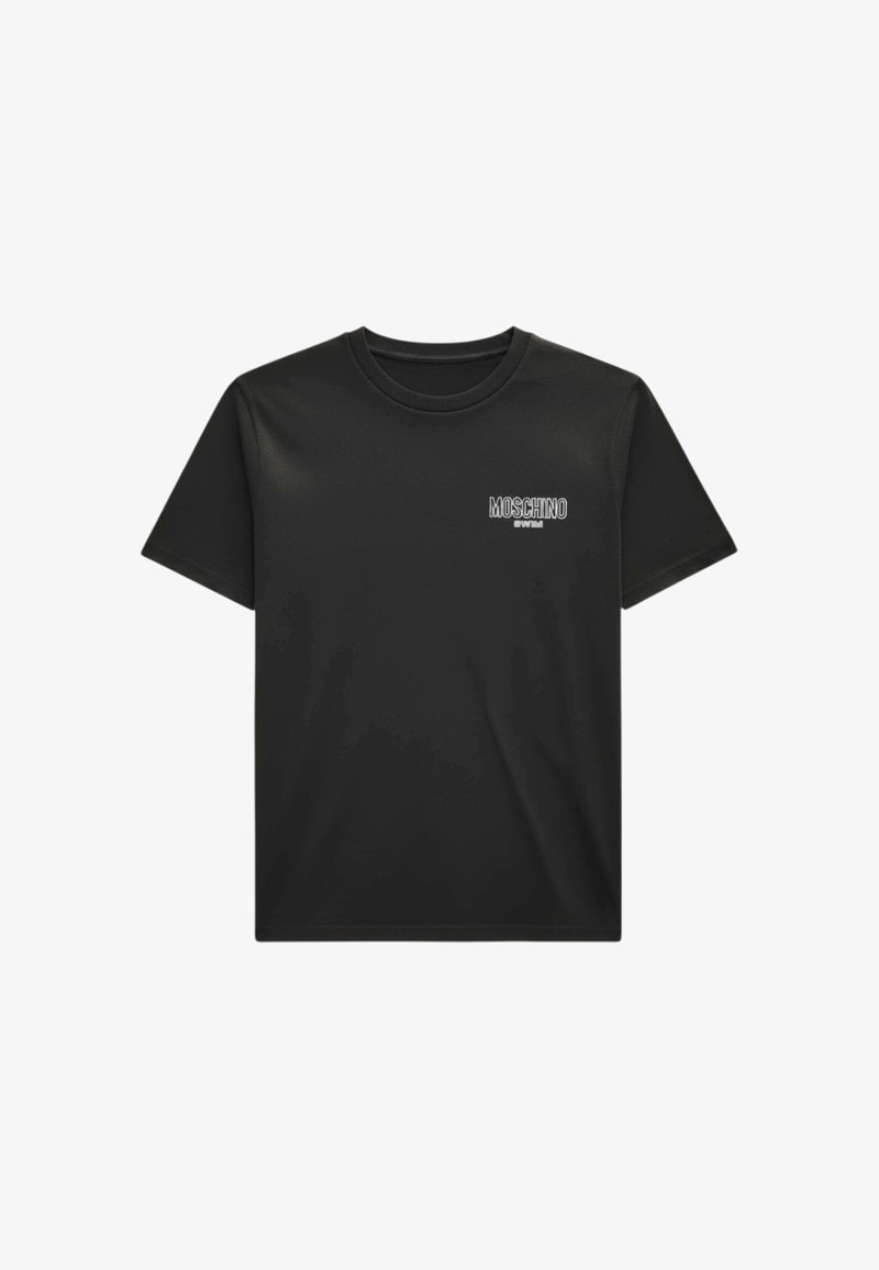 T-shirt nera a maniche corte con girocollo e piccolo logo bianco Moschino sul lato sinistro del petto su sfondo bianco.