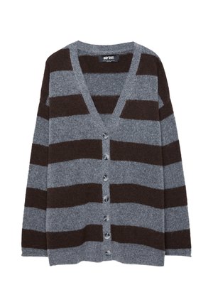 Sivo-rjav črtast kardigan z V-izrezom, zapenjanjem na gumbe in mehko teksturo. Ima zaobljene gumbe in dolge rokave.