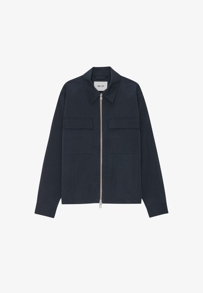 Marinejacke aus glattem Stoff, mit einem Spitzkragen, einem Frontreißverschluss und zwei Brusttaschen mit Klappen.