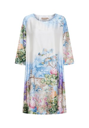 Hvid kjole med blå, pink og grøn blomster- og havemotiv, med træer, en cykel og forskellige blomster, med trekvartærmer.