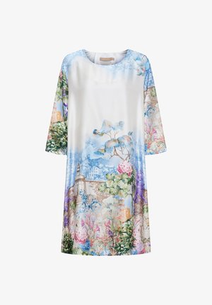 Hvid kjole med blå, pink og grøn blomster- og havemotiv, med træer, en cykel og forskellige blomster, med trekvartærmer.