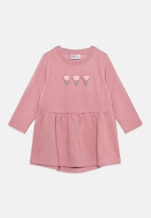 Rosa Baby-Kleid mit langen Ärmeln, geraffter Taille und drei rosa gestickten Blumen mit grünen Stängeln auf der Brust.