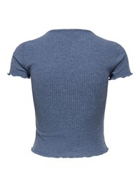 Haut en maille côtelée bleu à manches courtes avec ourlets ondulés sur les manches et le bas, vu de dos.