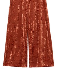Pantaloni a gamba larga in velluto di un ricco colore ruggine, caratterizzati da una texture morbida con una leggera lucentezza e dettagli a strisce verticali lungo il tessuto.
