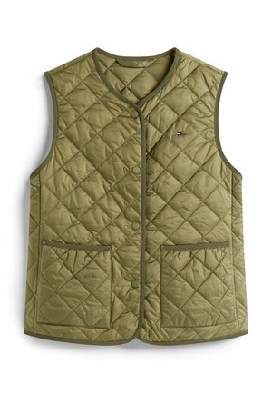 Gilet trapuntato verde oliva con scollo rotondo, bottoni frontali, due tasche e rifiniture a contrasto. Presenta un piccolo logo sul petto.