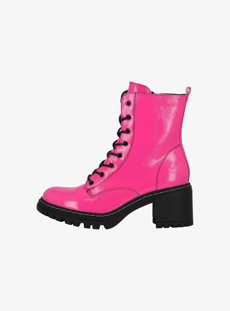 Bota de tobillo de charol rosa con cordones negros, plataforma gruesa negra y suela con tacos. Presenta detalles de costura y un logotipo en el lateral.