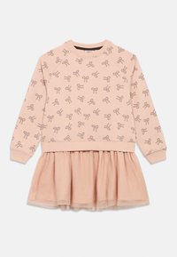 Rozā džemperu kleita ar zīmētu loku rakstu, elastīgu jostasvietu un daudzslāņu tilla svārkiem, kas piešķir papildu apjomu. Mīksta auduma tekstūra.