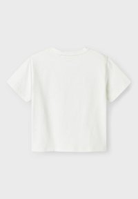 T-shirt en coton blanc avec un design cropped, des manches courtes et un col rond. Texture lisse, sans motifs ni graphiques visibles.