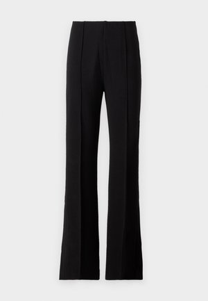 Pantaloni negri evazați dintr-un material neted, cu pliuri frontale, talie înaltă și un design croi pentru o siluetă elegantă.