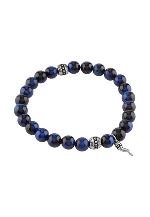 Bransoletka elastyczna z okrągłymi, błyszczącymi niebieskimi i czarnymi koralikami, dwoma srebrnymi koralikami z logo oraz małym srebrnym zawieszką w kształcie rogu.