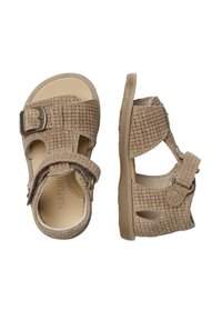 Béžové tkané sandály s nastavitelným přezkovým páskem, strukturovanou látkou, otevřenou špičkou a flexibilní gumovou podrážkou.