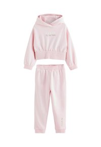 Conjunto de dos piezas rosa que incluye una sudadera corta con dobladillo elástico y joggers a juego con cintura elástica. Texto "BAKER By Ted Baker" presentado.