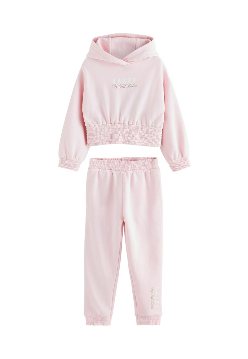 Conjunto de dos piezas rosa que incluye una sudadera corta con dobladillo elástico y joggers a juego con cintura elástica. Texto "BAKER By Ted Baker" presentado.