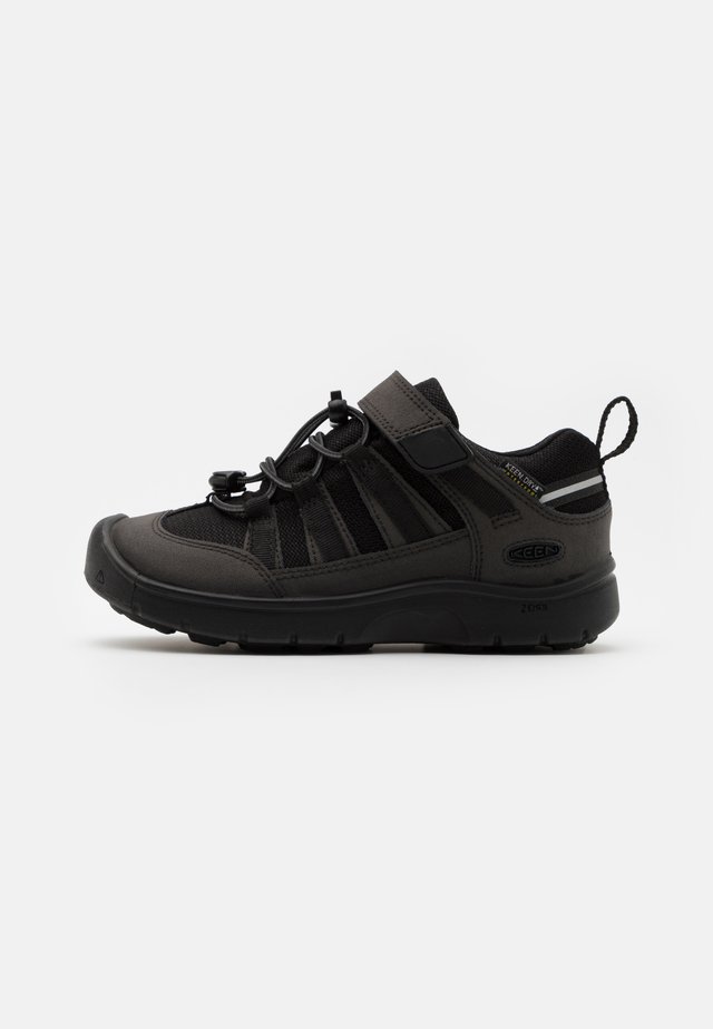 HIKEPORT 2 LOW WP UNISEX - Chaussures de marche - black