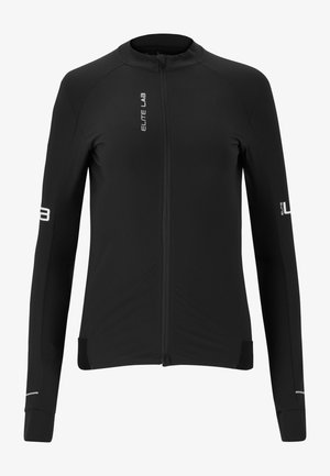 Chaqueta de ciclismo negra de manga larga con cremallera completa, textura suave, acentos reflectantes y logotipos de la marca en el frente y las mangas.