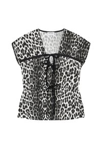 Svart-hvitt leopardmønstret bluse med skuldre med kappe, peplum i midjen og knyting i halsen. Gjennomsiktig stoff med kontrasterende kant.