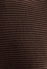 Tessuto ribbed marrone con un motivo testurizzato di linee parallele. Il materiale appare morbido e accogliente con una sottile lucentezza.