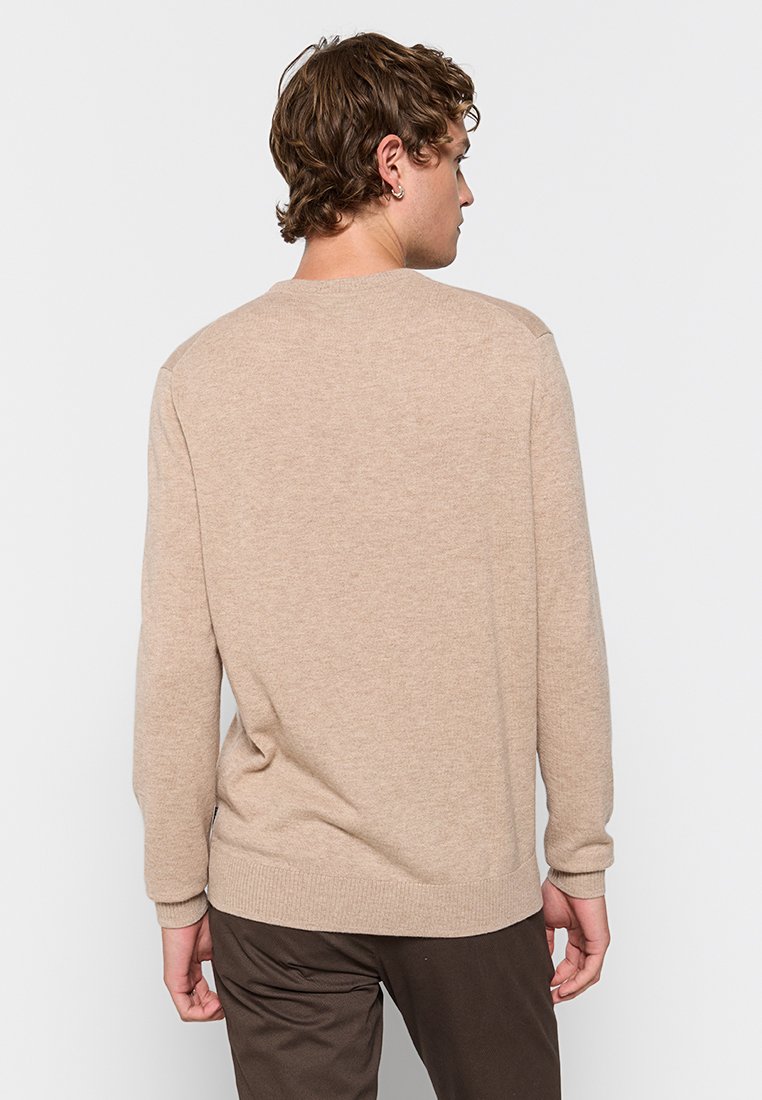 Hellbeige Pullover aus weichem Strickstoff. Mit Rundhalsausschnitt, langen Ärmeln und gerippten Bündchen und Saum.
