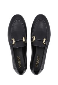Sorte læder loafers med rund tå, hardware i guld-tone og en stikket design. Indvendigt er der et logo i guld skrift.