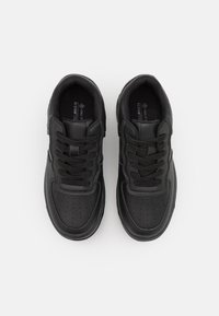 Schwarze Sneaker mit glattem und strukturiertem Leder, perforiertem Zehenbereich, runden Schnürsenkeln und einem gepolsterten Schaft, mit Branding auf den Innensohlen.