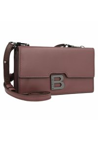 Borsa a tracolla in pelle rosa con chiusura a logo argento, design sottile, tracolla removibile e texture liscia. Presenta una patta pieghevole.