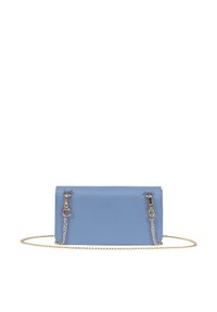 Borsa a tracolla in pelle azzurro chiaro, con forma rettangolare, cinturino in catena dorata e due punti di attacco. Texture liscia, design minimalista.