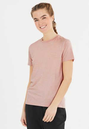 Ljusrosa t-shirt med rund halsringning, tillverkad av mjukt material, med korta ärmar och en subtil vit "ENDURANCE"-logotyp på framsidan.