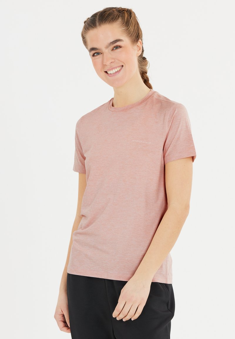 Helles rosa Crew-Neck T-Shirt aus weichem Stoff, mit kurzen Ärmeln und einem dezenten weißen "ENDURANCE"-Logo auf der Vorderseite.